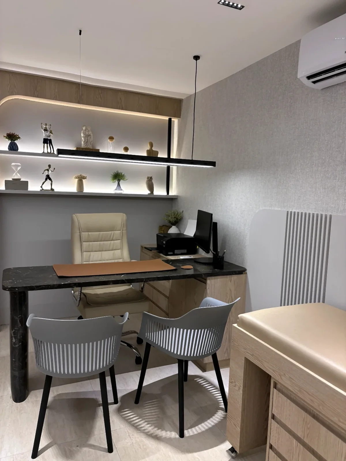 Consultório real da NextMove com mesa e iluminação indireta